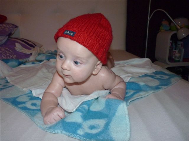 na bříšku s nextovou čepičkou...